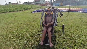 Priscila putaria aérea pelada e se masturbando no paramotor