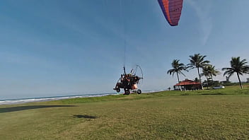 Priscila putaria aérea pelada e se masturbando no paramotor