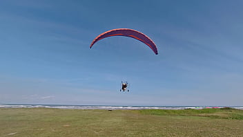 Priscila putaria aérea pelada e se masturbando no paramotor