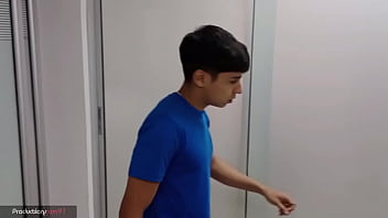 Llega cachonda y con ganas de verga sin pensarlo me lo saca y empieza a mamarlo bien delicioso Llega cachonda y con ganas de verga sin pensarlo me lo saca y empieza a mamarlo bien delicioso