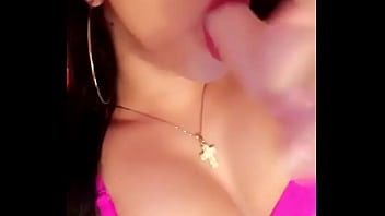 Chica chupando consolador