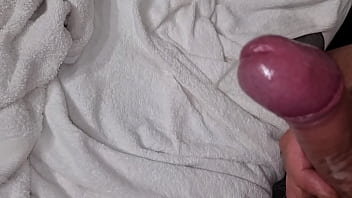 Ansima e geme sputando sul suo grosso cazzo sega lenta e intensa con tanto sperma da bere prova a non venire se riesci