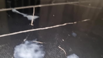 Ansima e geme sputando sul suo grosso cazzo sega lenta e intensa con tanto sperma da bere prova a non venire se riesci