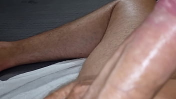 Ansima e geme sputando sul suo grosso cazzo sega lenta e intensa con tanto sperma da bere prova a non venire se riesci