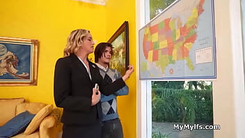 Nonton Milf Campaign Manager Does Everything For The Votes.. Literally! thumbnail