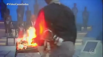 Gordao saliente pegando fogo