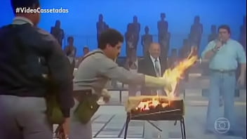 Gordao saliente pegando fogo