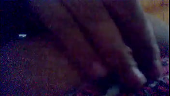 Ella acaricia su cola