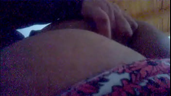 Ella acaricia su cola