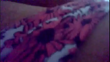 Ella acaricia su cola