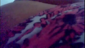 Ella acaricia su cola