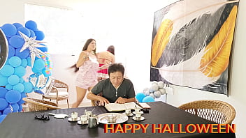 En halloween la hermosa y tetona madrastra tiene sexo lésbico con su hijastra culona delante del esposo