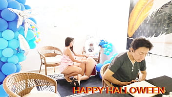 En halloween la hermosa y tetona madrastra tiene sexo lésbico con su hijastra culona delante del esposo