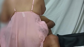 A esta mamá hermosa disfruta cojer la mejor experiencia