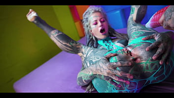 Illuz straps on a massive toy to dominate anuskatzz’s ass