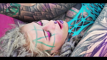 Illuz straps on a massive toy to dominate anuskatzz’s ass