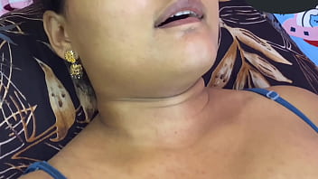 Me masturbo con mi pepino y el vecino me descubre y me folla bien rico