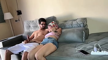 Minha amiga me emprestou a rola do boy dela pra eu sentar