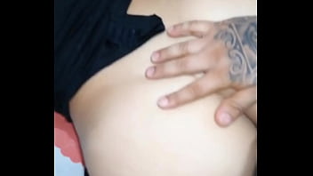 Sexy culona le encanta follar a cuatro patas y le hechan la leche en sus lindos pies