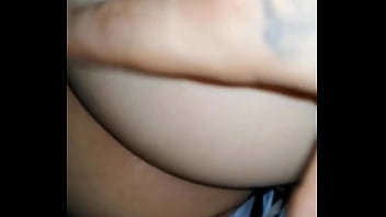 Sexy culona le encanta follar a cuatro patas y le hechan la leche en sus lindos pies