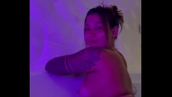 Aluguei um quarto de motel e aproveitei ele sozinha junto com vocês