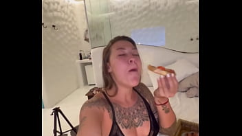 Aluguei um quarto de motel e aproveitei ele sozinha junto com vocês