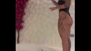 Aluguei um quarto de motel e aproveitei ele sozinha junto com vocês