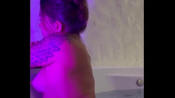 Aluguei um quarto de motel e aproveitei ele sozinha junto com vocês