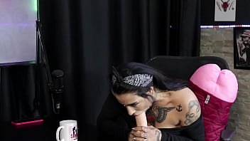 Os clientes elogiaram o seu boquete então ela demonstrou e ficou pelada mostrando os peitos e a buceta lexi mallet sheer red