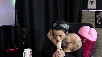 Os clientes elogiaram o seu boquete então ela demonstrou e ficou pelada mostrando os peitos e a buceta lexi mallet sheer red