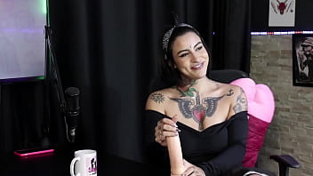 Os clientes elogiaram o seu boquete então ela demonstrou e ficou pelada mostrando os peitos e a buceta lexi mallet sheer red