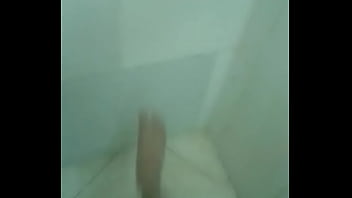 Safada tomando banho