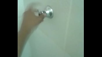 Safada tomando banho