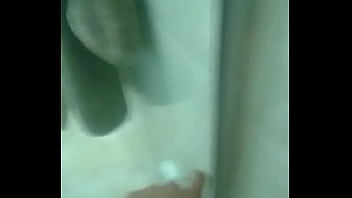 Safada tomando banho