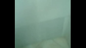 Safada tomando banho