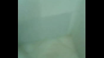 Safada tomando banho