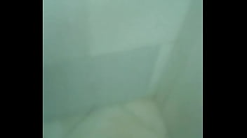 Safada tomando banho