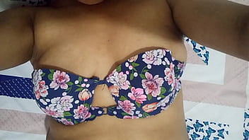 Madrastra pervertida se chorrea de leche metiendose un tapon envuelto de condon parte ii