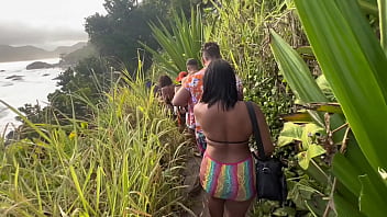 Fiz uma putaria na praia de nudismo com minhas amigas gostosas com geral olhando