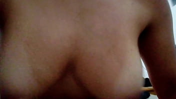 A vaqueira brasileira com grandes seios naturais que saltam e hipnotizam – um encontro pov amador morena cowgirl