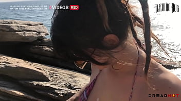 Pervertida mostra os peitos no meio da praia e me leva para as pedras pra gente fuder gostoso completo no red