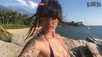 Pervertida mostra os peitos no meio da praia e me leva para as pedras pra gente fuder gostoso completo no red