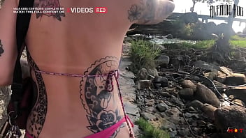 Pervertida mostra os peitos no meio da praia e me leva para as pedras pra gente fuder gostoso completo no red