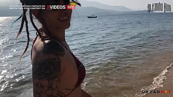 Pervertida mostra os peitos no meio da praia e me leva para as pedras pra gente fuder gostoso completo no red