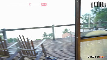 Pervertida mostra os peitos no meio da praia e me leva para as pedras pra gente fuder gostoso completo no red