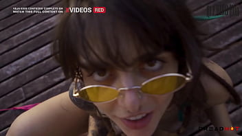 Pervertida mostra os peitos no meio da praia e me leva para as pedras pra gente fuder gostoso completo no red