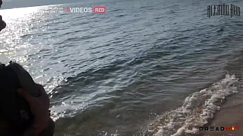 Pervertida mostra os peitos no meio da praia e me leva para as pedras pra gente fuder gostoso completo no red