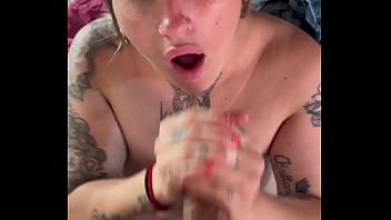 Le chupe la pija a mi amigo en el trabajo y me llenó la cara de leche