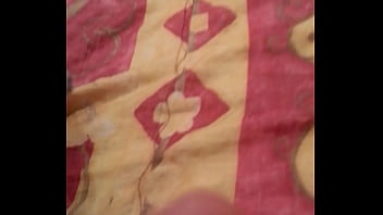 A qui ella gustosa sacando la leche