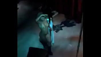 Ex bbb dança nua em boate